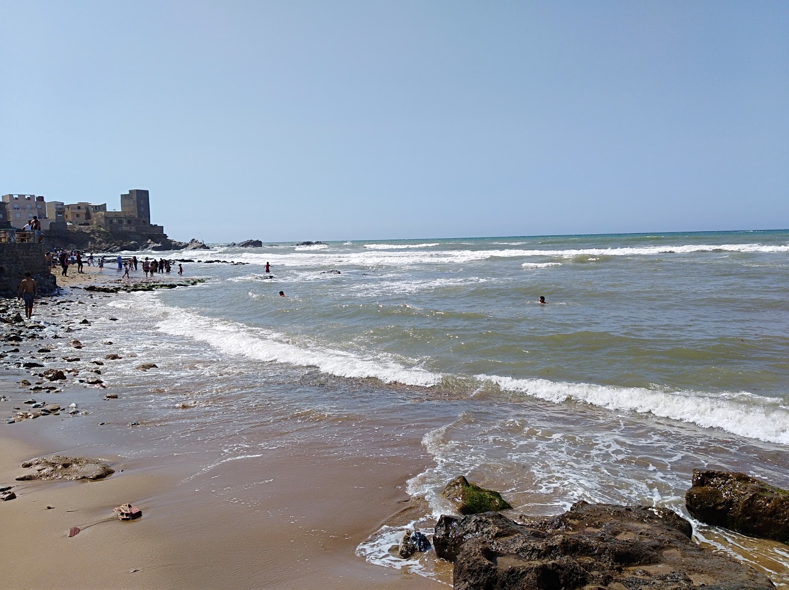 Plage de lilot'in fotoğrafı mavi saf su yüzey ile