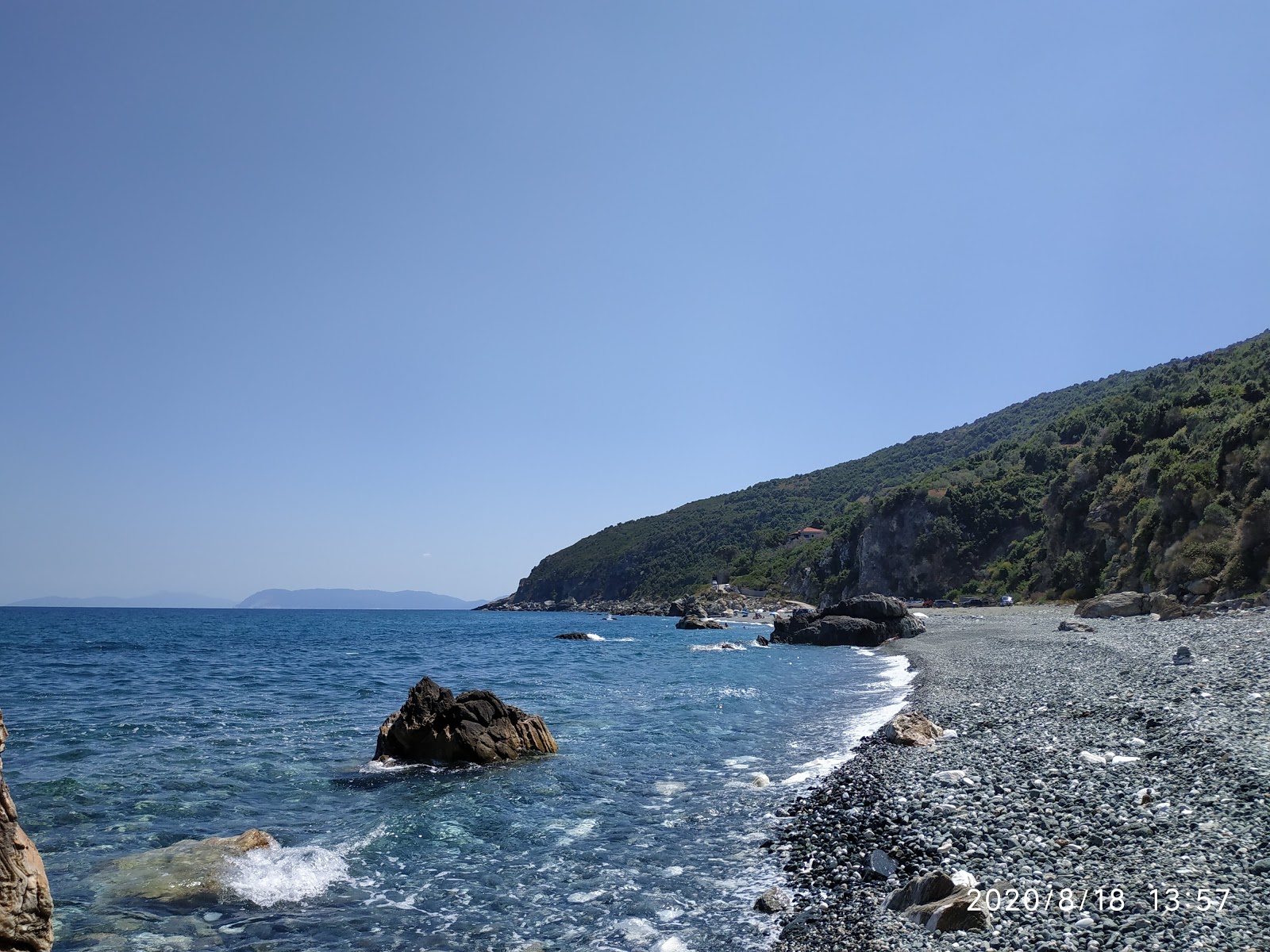 Foto af Pantazi Ammos beach omgivet af bjerge