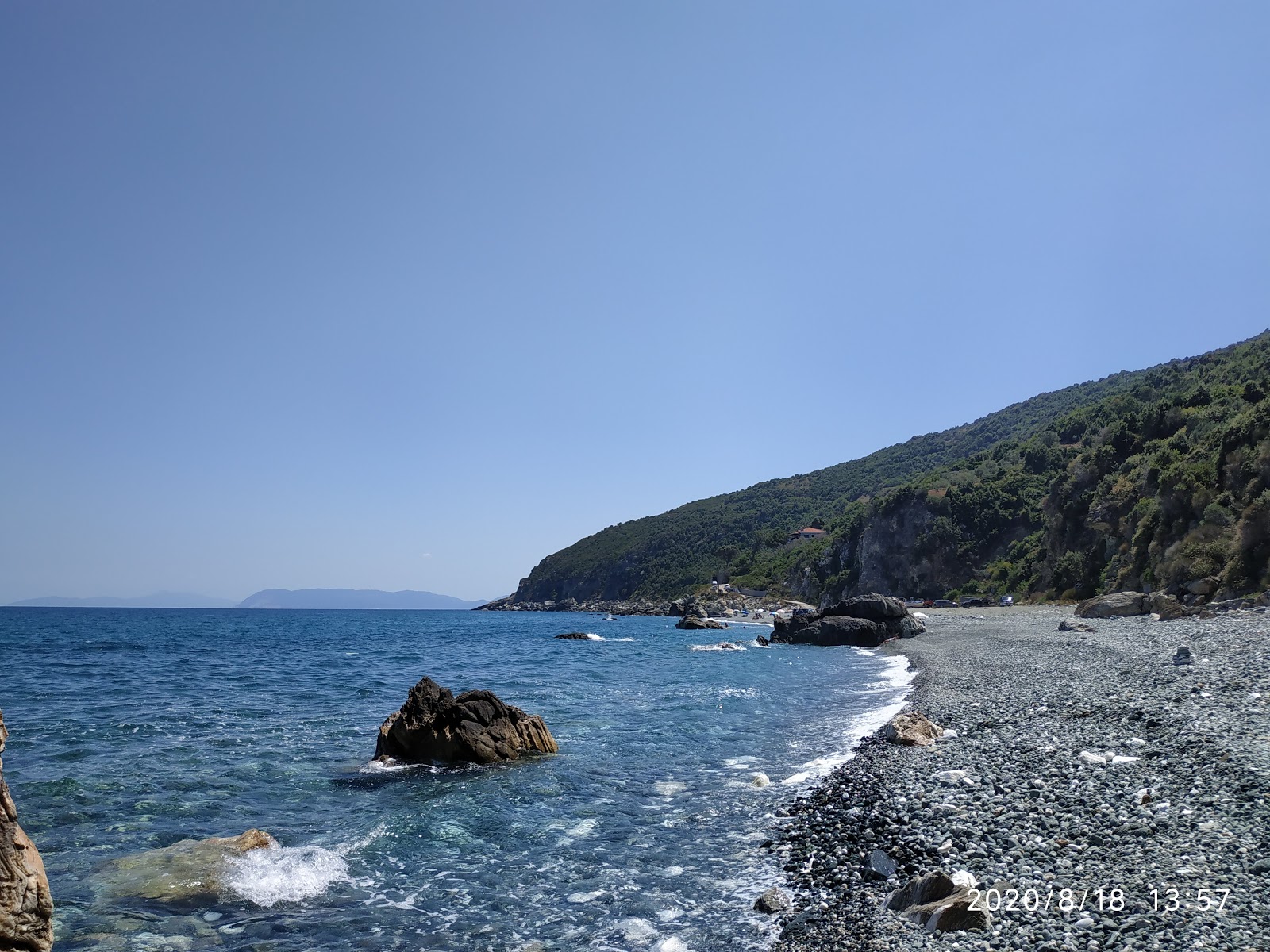 Foto av Pantazi Ammos beach omgiven av klippor