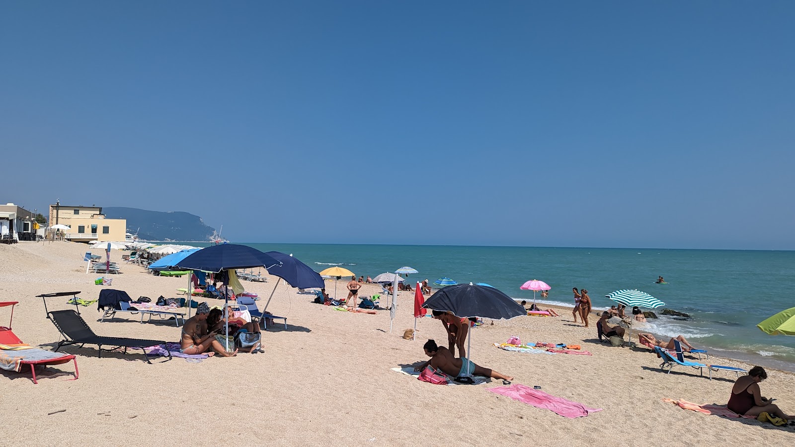 Scossicci Beach'in fotoğrafı - rahatlamayı sevenler arasında popüler bir yer