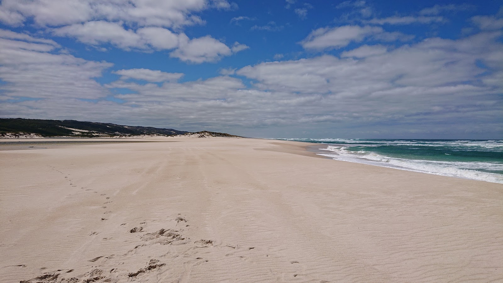 Foto van Yeagarup Beach met helder zand oppervlakte