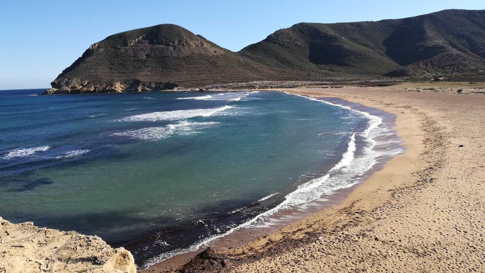 Foto van Rodalquilar Strand met turquoise puur water oppervlakte