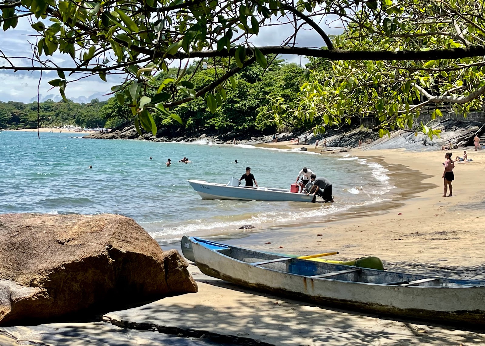 Foto di Praia do Veloso con una superficie del sabbia beige