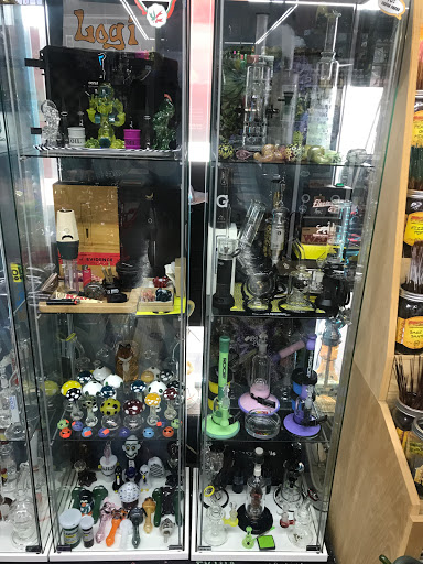 Tobacco Shop «The Hub Smoke Shop & Gifts», reviews and photos, 6410 N Oak Trafficway, Kansas City, MO 64118, USA