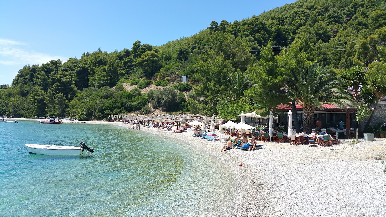 Foto von Panormos Strand und seine wunderschöne Landschaft