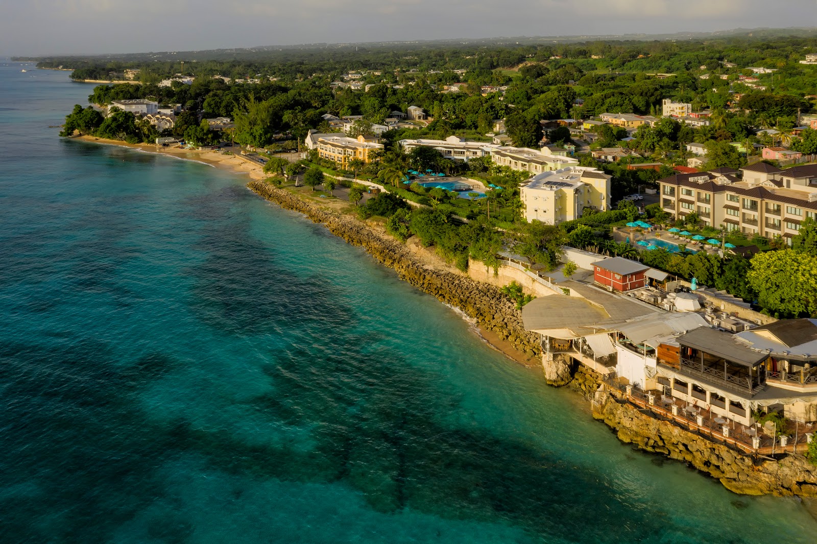 Mahogany Bay beach'in fotoğrafı - rahatlamayı sevenler arasında popüler bir yer