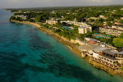 Mahogany Bay beach'in fotoğrafı - rahatlamayı sevenler arasında popüler bir yer