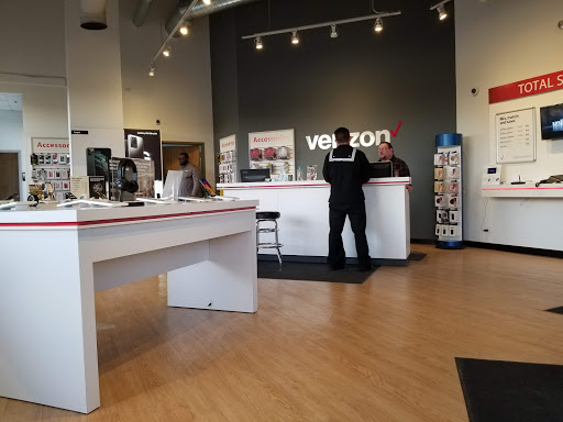 Cell Phone Store «Verizon Wireless», reviews and photos, 235 Waukegan Rd, Lake Bluff, IL 60044, USA