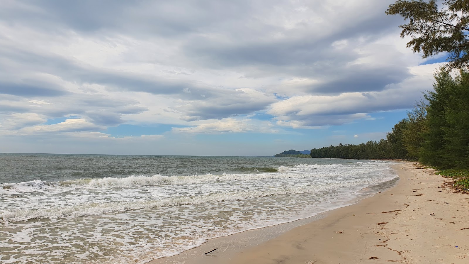 Foto von Mai Rood Beach mit feiner beiger sand Oberfläche
