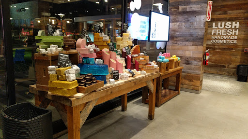 Cosmetics Store «LUSH Fresh Handmade Cosmetics», reviews and photos, 51 Oakbrook Center, Oak Brook, IL 60523, USA