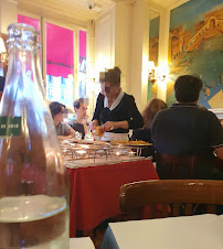 Atmosphère du Restaurant de viande Le Relais de Venise - son entrecôte à Paris - n°17