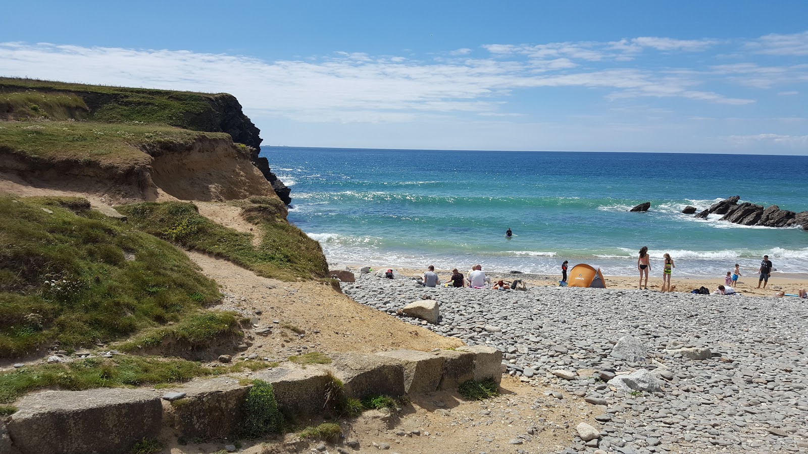 Foto af Poldhu Beach omgivet af bjerge