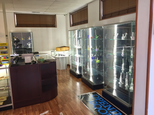 Tobacco Shop «Harbor Glass & Fine Tobacco», reviews and photos, 409 W Ehringhaus St, Elizabeth City, NC 27909, USA