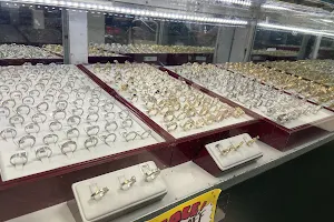 Roberto's Jewelry and Pawn image