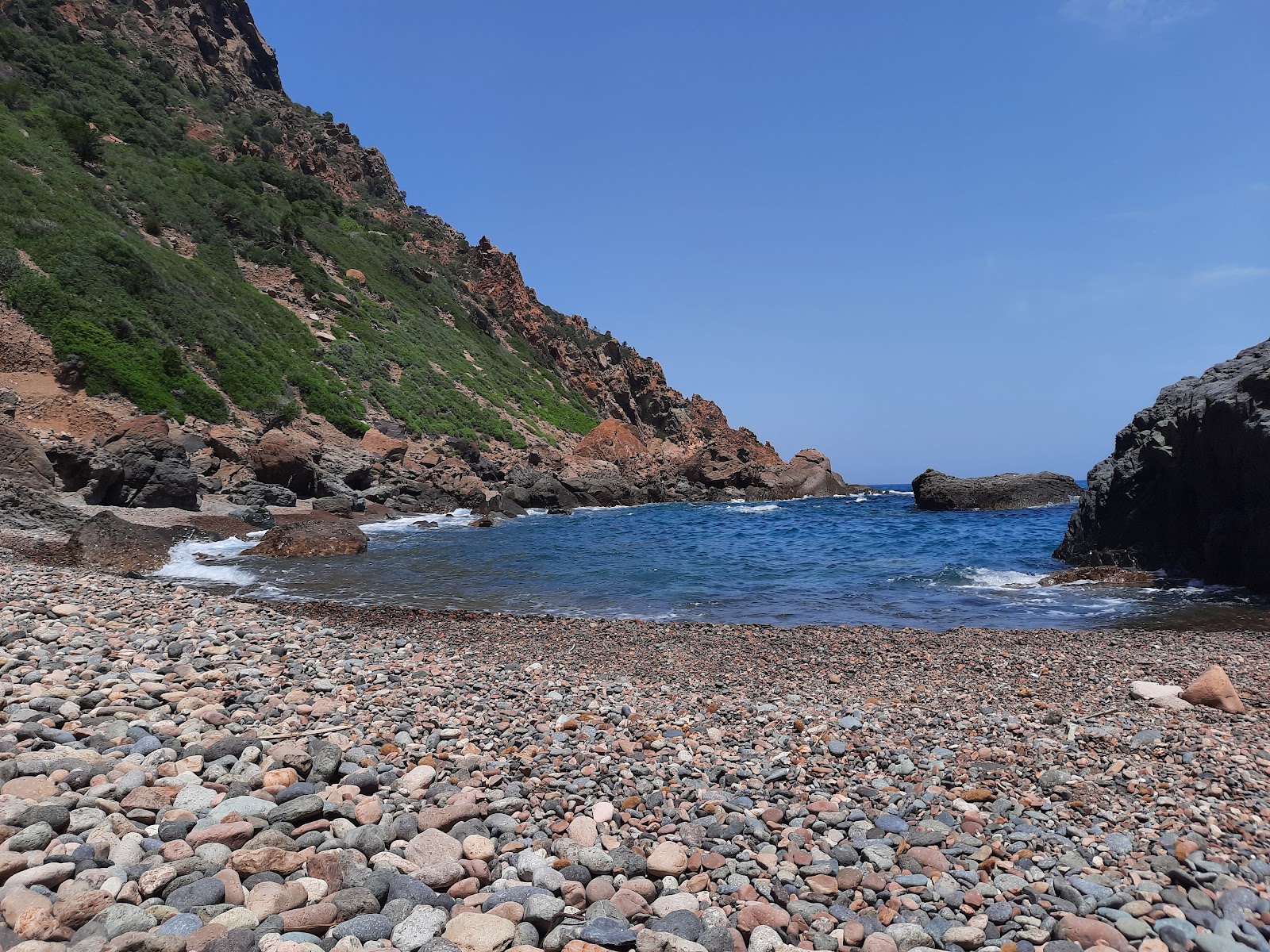 Foto av Cala d'Arcu Silibedda med blå rent vatten yta