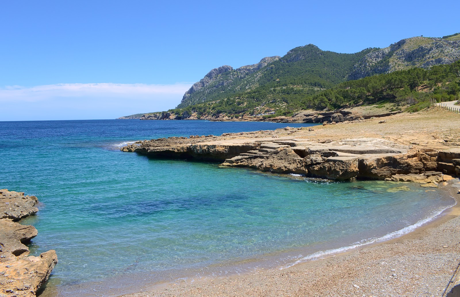 Foto van Playa La Victoria met kleine grijze kiezels oppervlakte