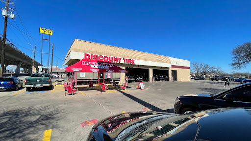 Discount Tire Store, 8219 Research Blvd, Austin, TX 78758, USA, 