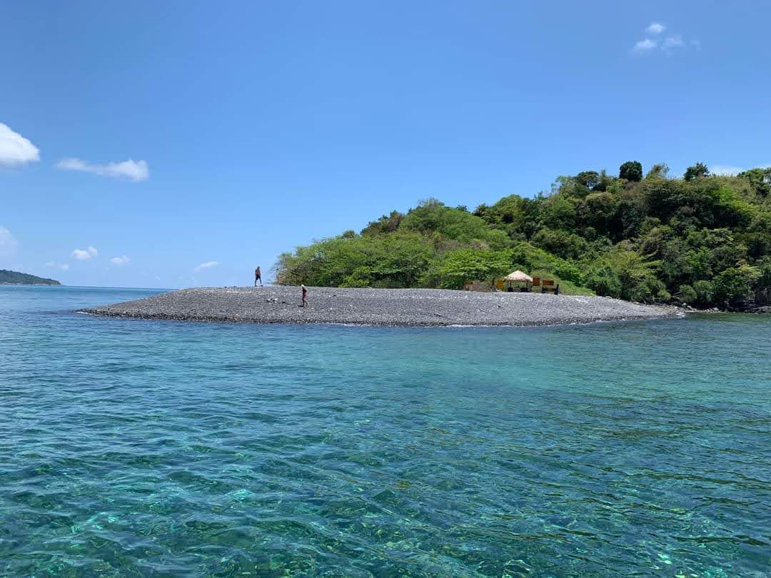 Hin Ngam Beach的照片 带有碧绿色纯水表面