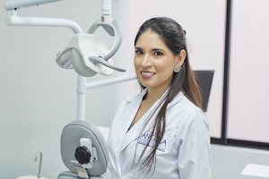 ANGELA SARMIENTO implantes y estetica dental image