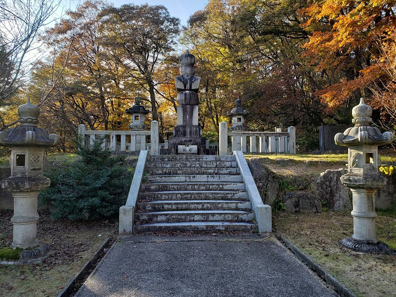 倶利伽羅源平供養塔