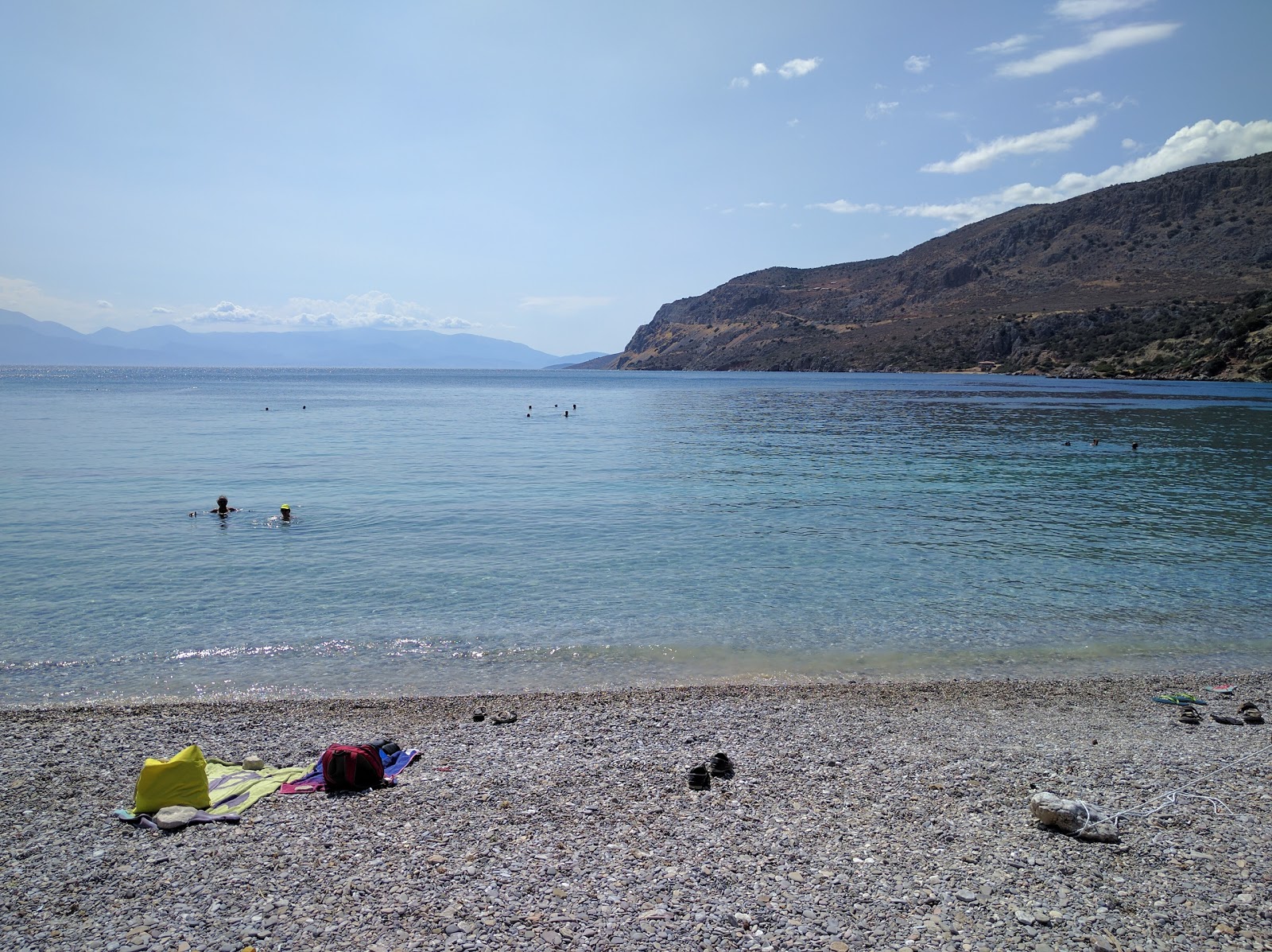 Foto von Agios Vlasios beach von Klippen umgeben