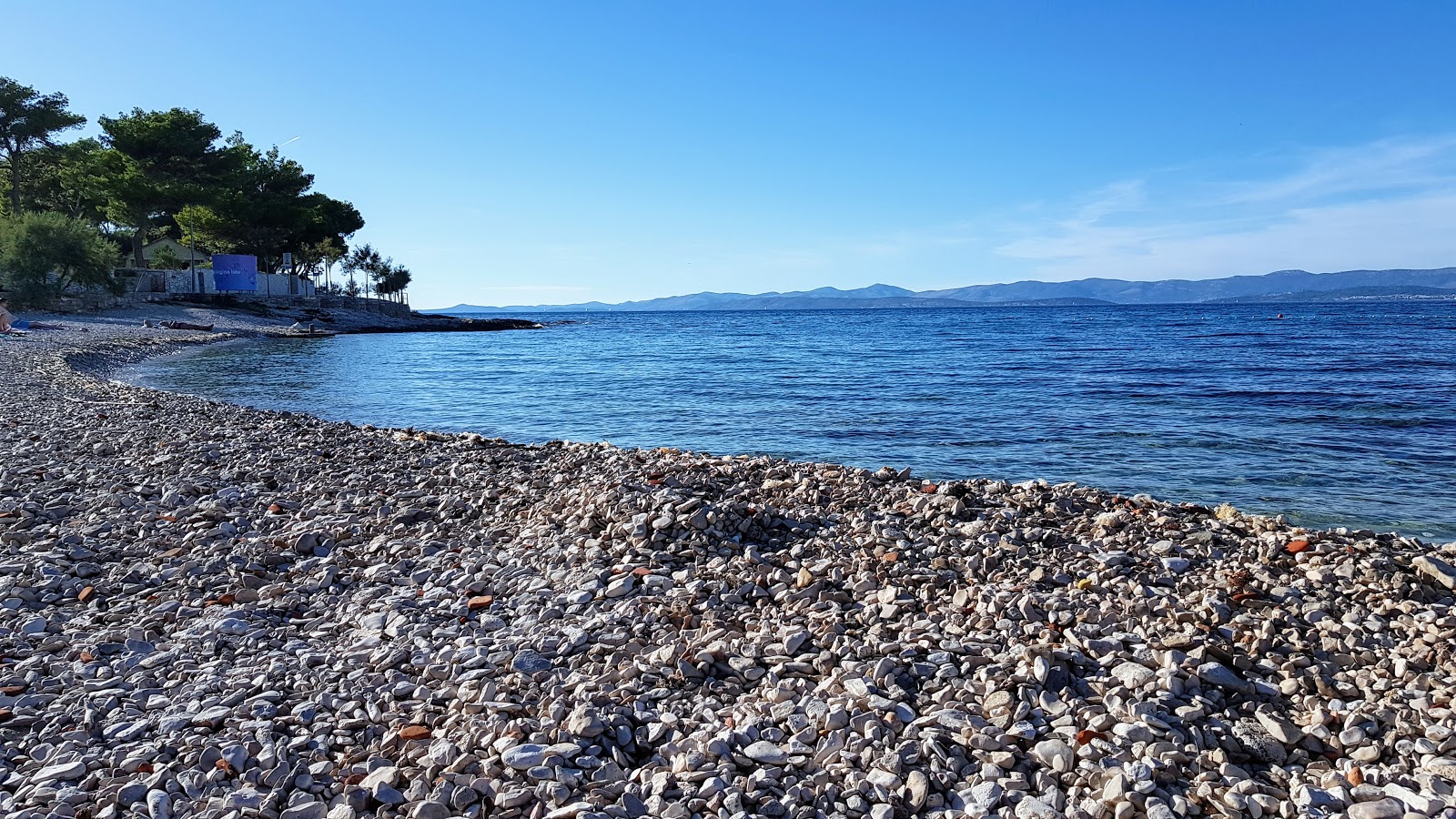 Foto de Grgina beach con agua cristalina superficie