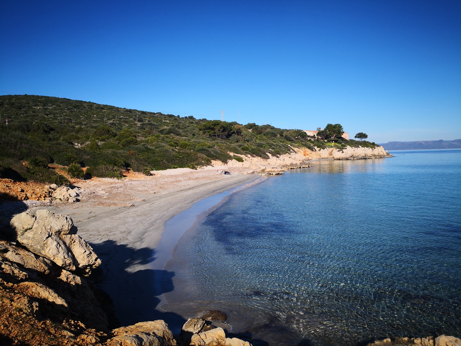 Foto di Portixeddu beach con una superficie del sabbia beige e ciottoli