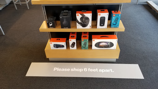 Cell Phone Store «Verizon», reviews and photos, 1335 Lake Woodlands Dr A, The Woodlands, TX 77380, USA