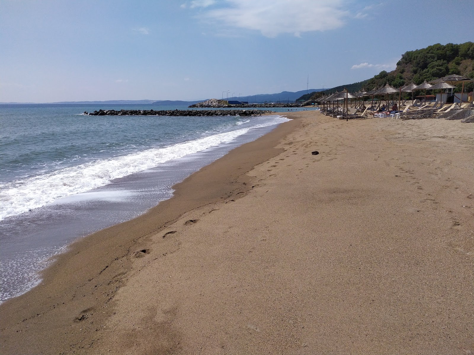 Stratoni beach的照片 带有宽敞的海湾