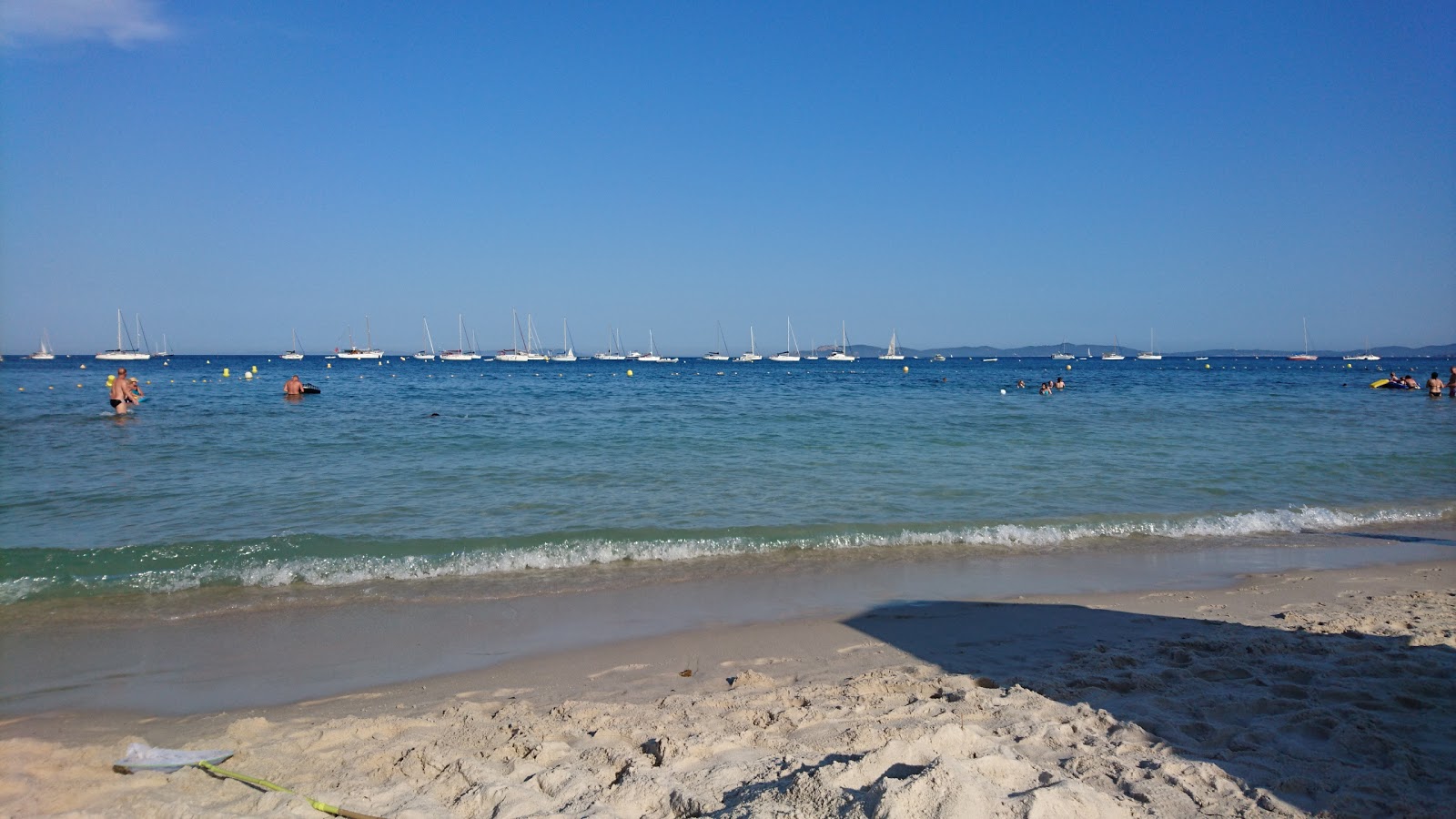 Fotografie cu Odyssey beach cu nivelul de curățenie destul de curat