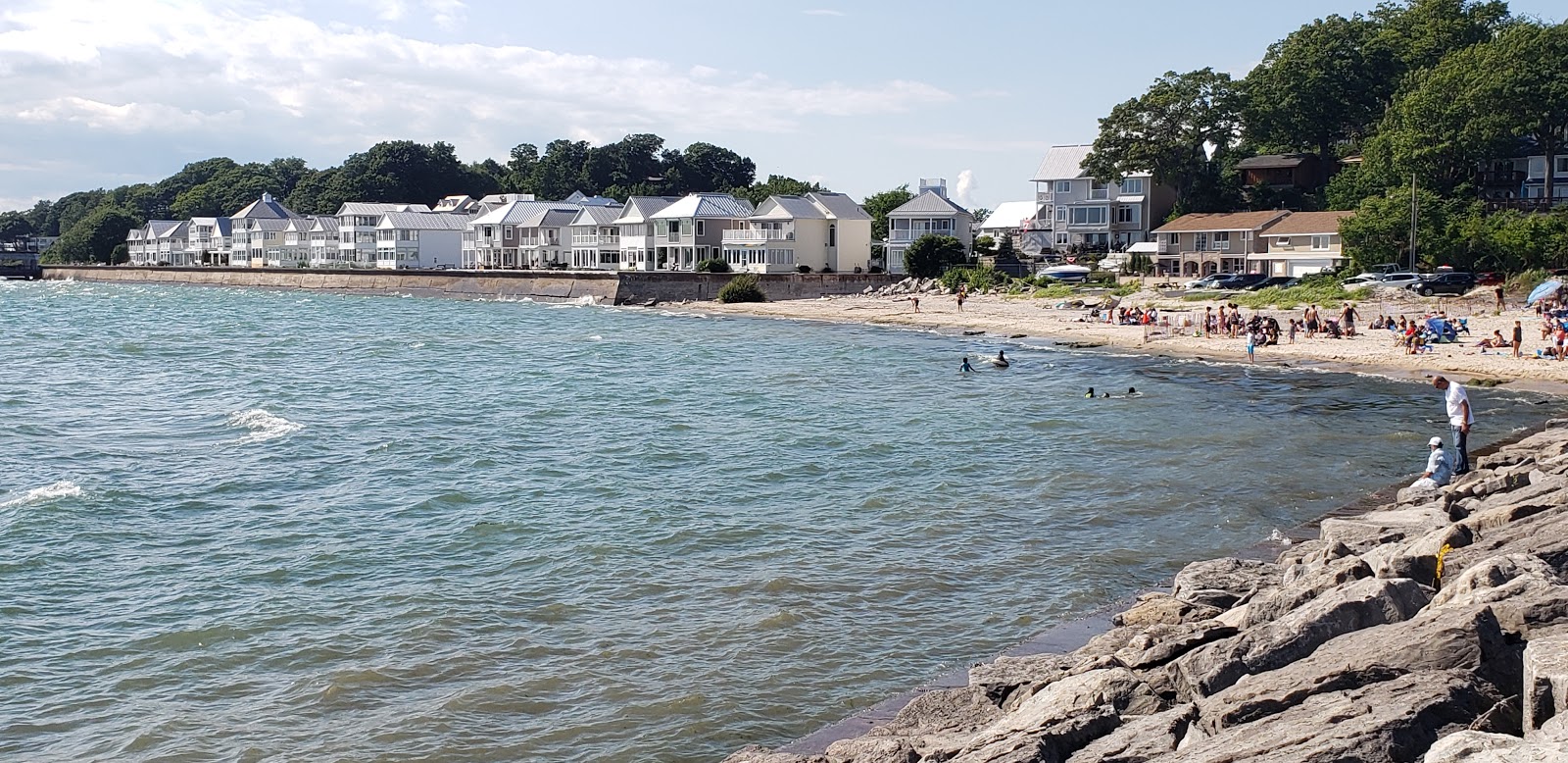 Foto van Crystal Beach met beige zand oppervlakte