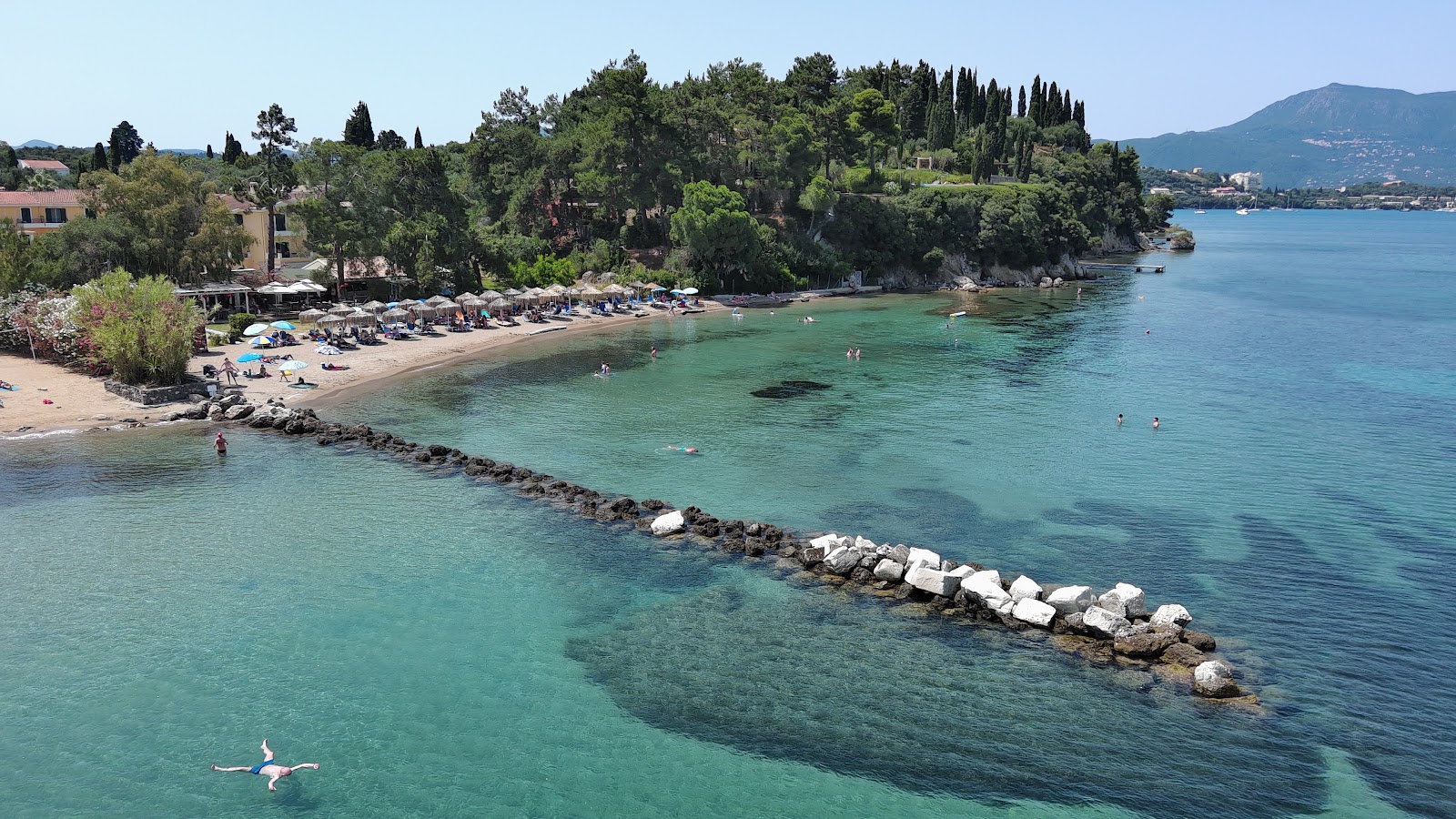 Foto di Kontokali Beach con una superficie del sabbia beige