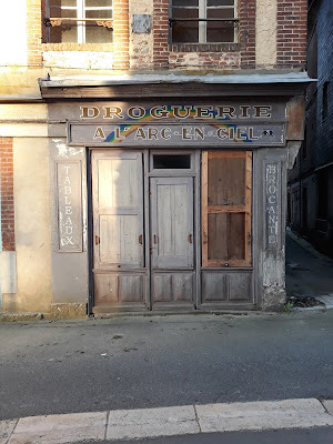 Ancienne droguerie ‹‹a l'arc en ciel›› d'Orbec à Orbec