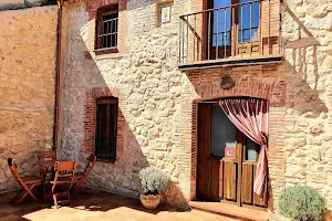 Casa rural La Fuente de Pavía en la provincia de Segovia, para 6 personas. Con chimenea, wifi, barbacoa y patio. image
