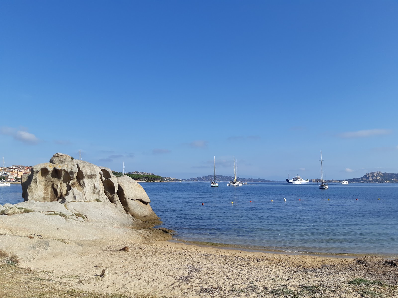 Foto van Spiaggia di Punta Nera met blauw puur water oppervlakte