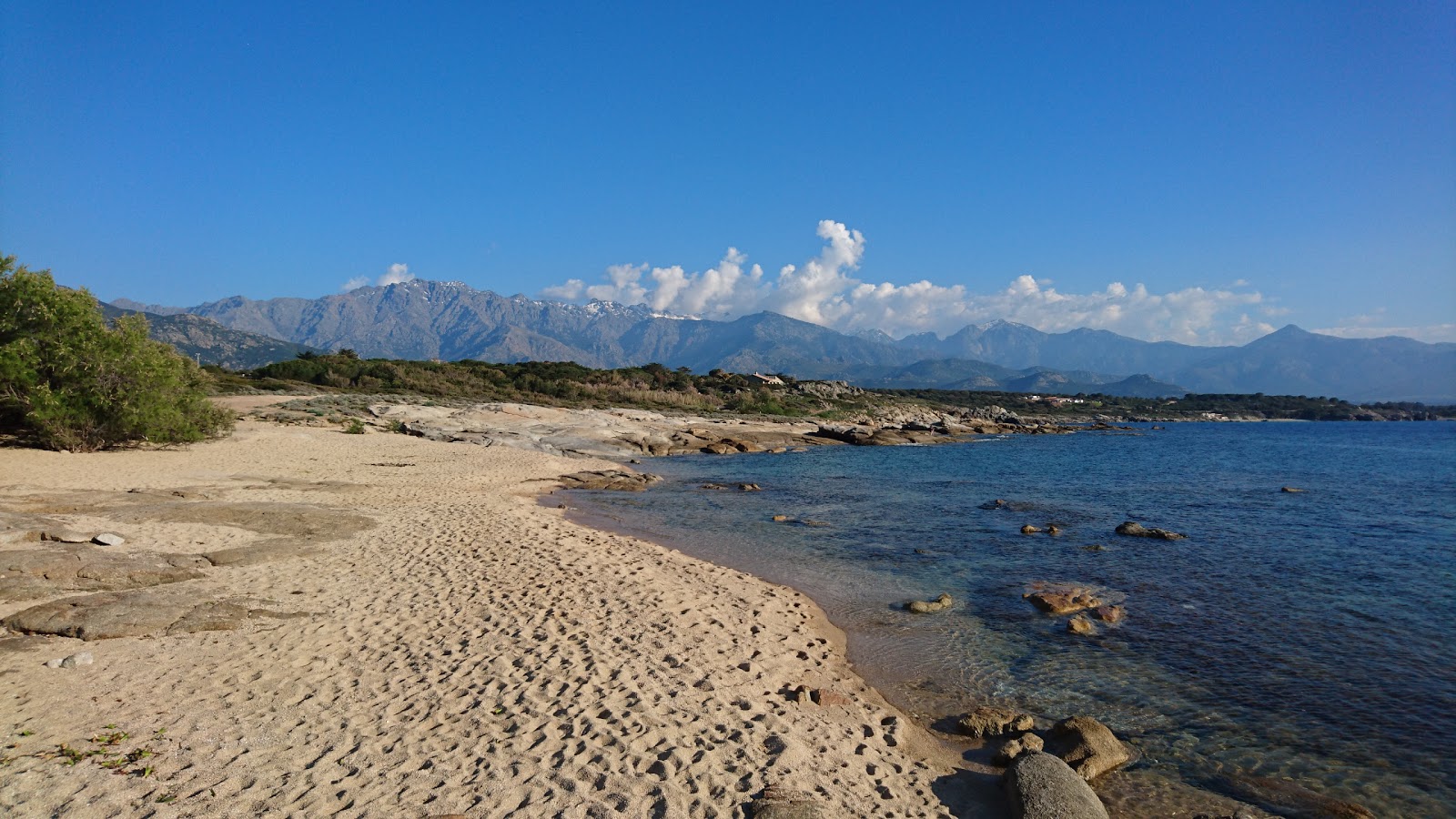 Photo de Arinella beach avec plusieurs baies spacieuses