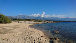 Photo de Arinella beach avec plusieurs baies spacieuses