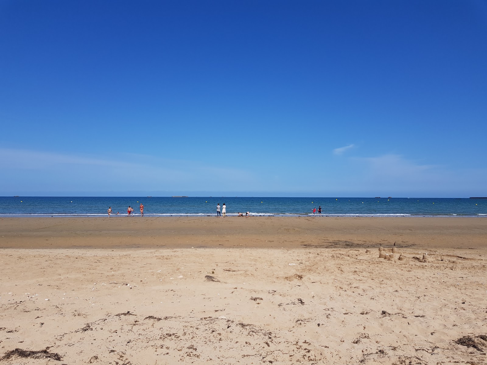 Normandy beach的照片 带有明亮的沙子表面