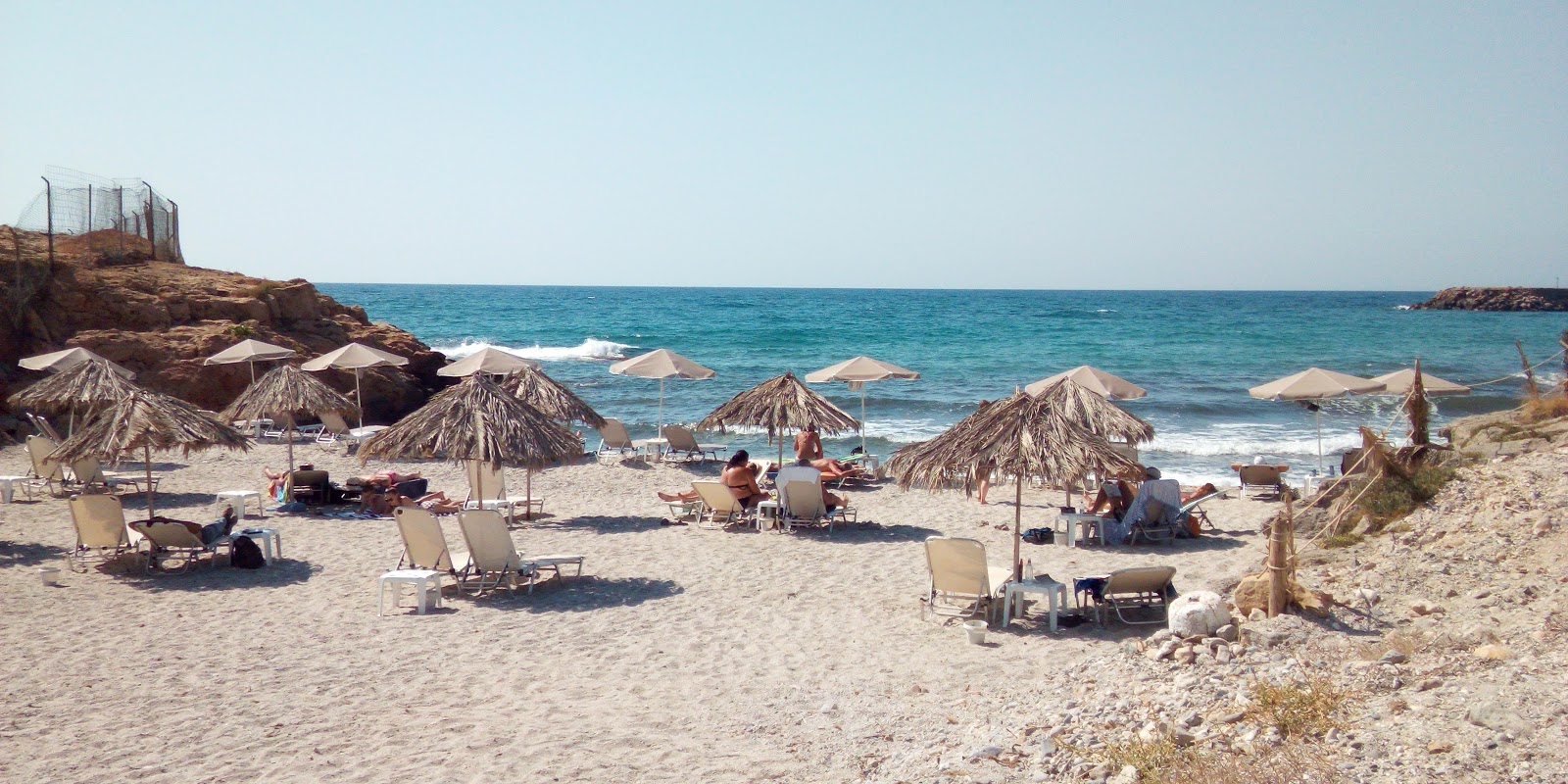 Foto av Avlaki Beach med harmaa hiekka ja kivi yta