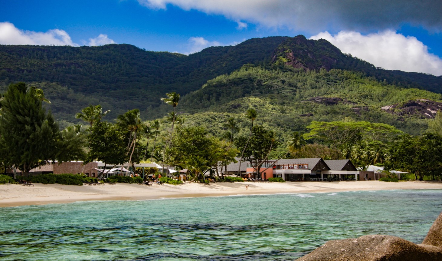 Foto av Anse Barbarons Beach med turkos rent vatten yta