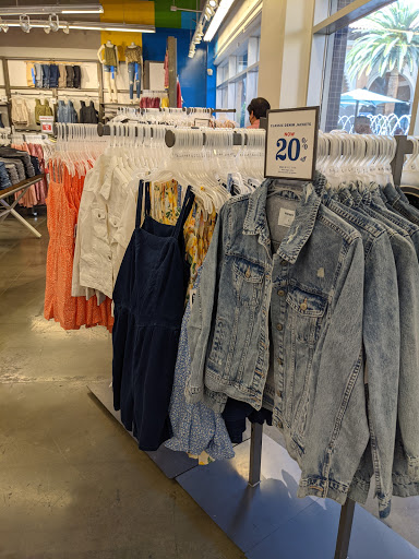 Clothing Store «Old Navy», reviews and photos, 634 Spectrum Center Dr, Irvine, CA 92618, USA