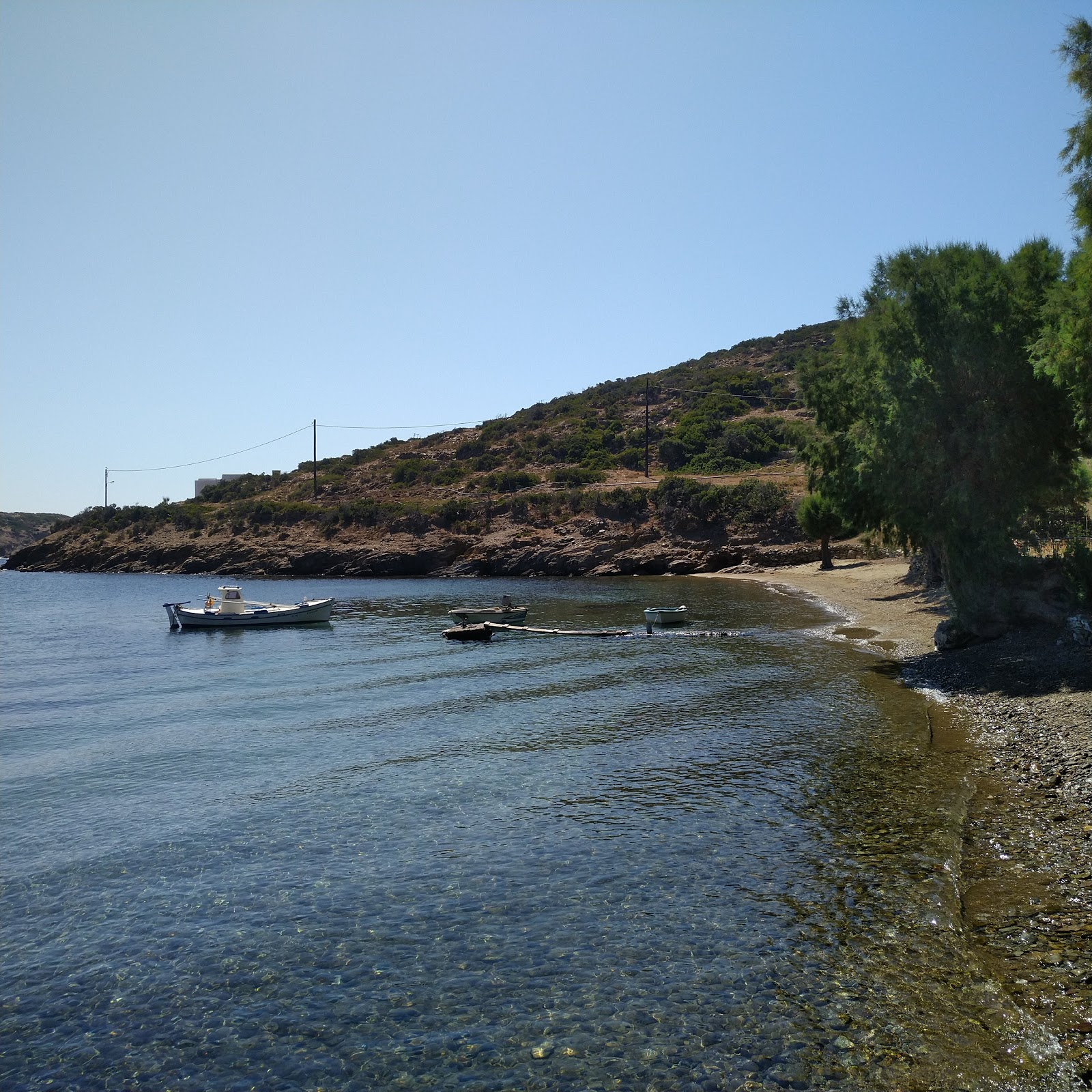 Foto di Marathos beach e l'insediamento