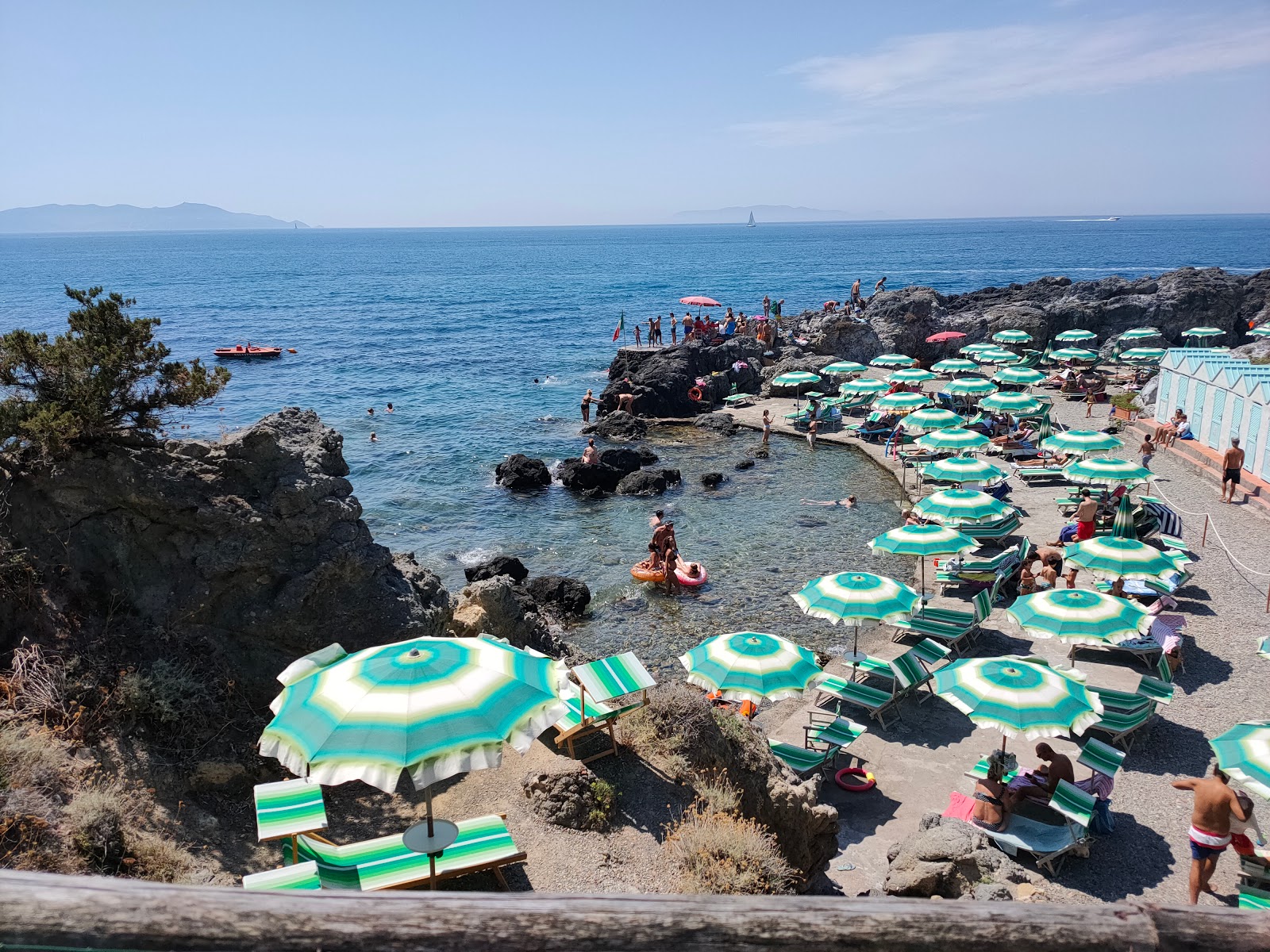 Bagno Delle Donne的照片 带有铺砌的混凝土表面表面
