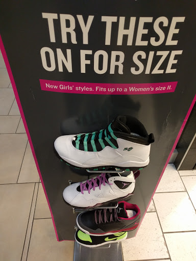 Shoe Store «Finish Line», reviews and photos, 1819 Montebello Town Center #13, Montebello, CA 90640, USA