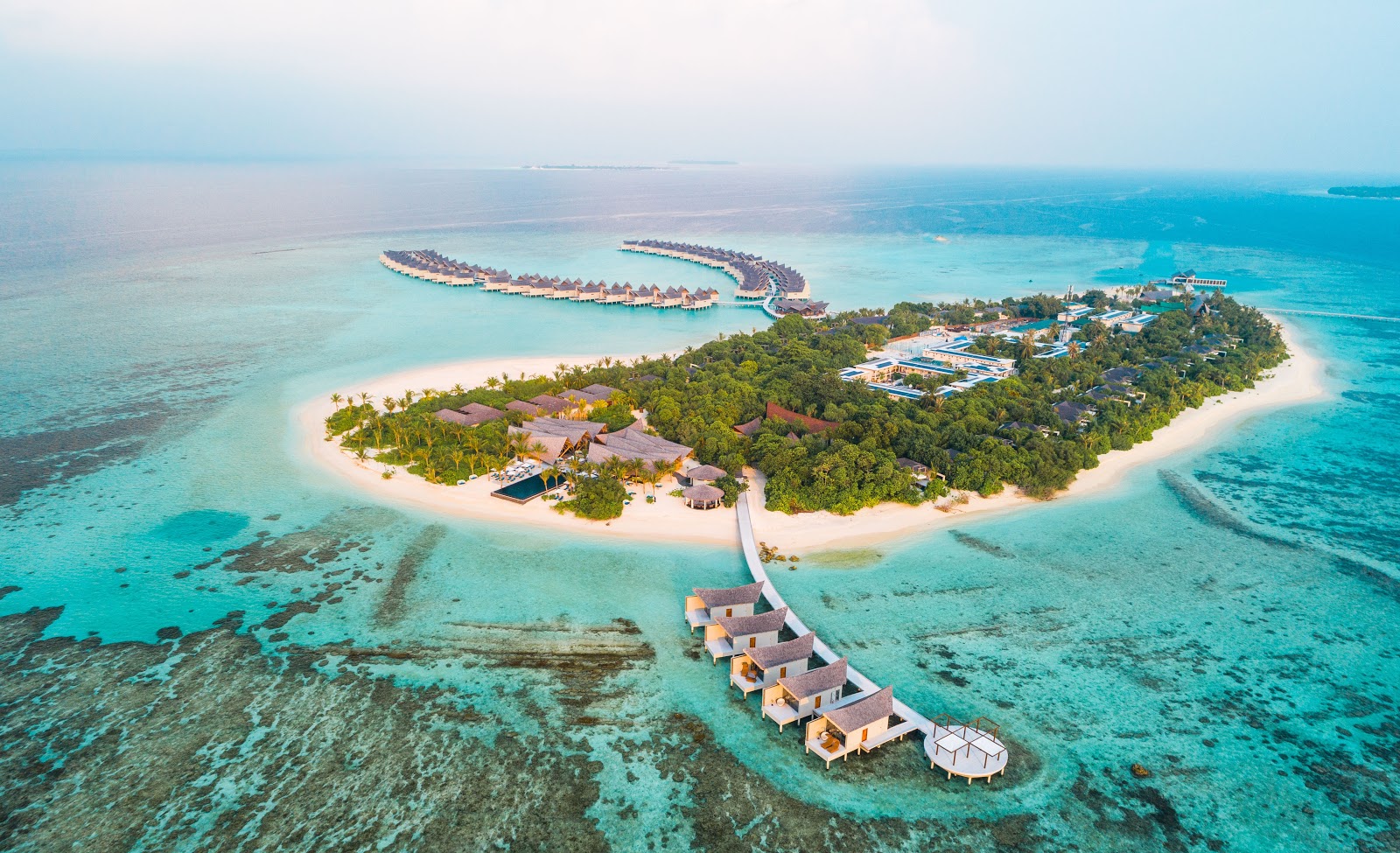 Foto af Movenpick Resort Island med hvidt sand overflade