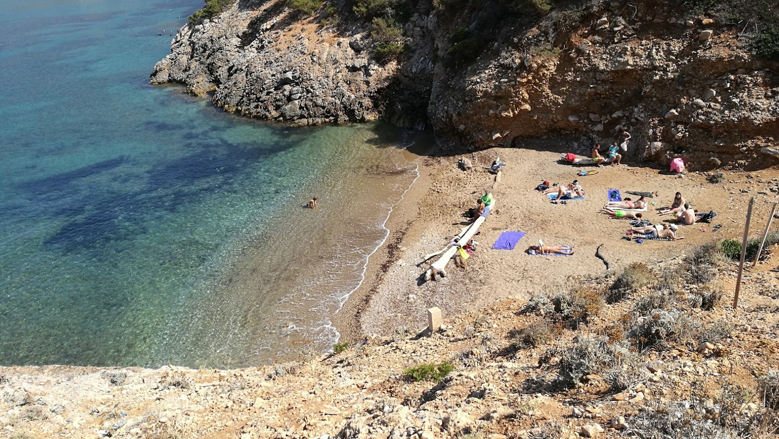 Spiaggia di Pertuso的照片 带有明亮的沙子和岩石表面
