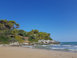 Photo de Spiaggia di Braico protégé par des falaises