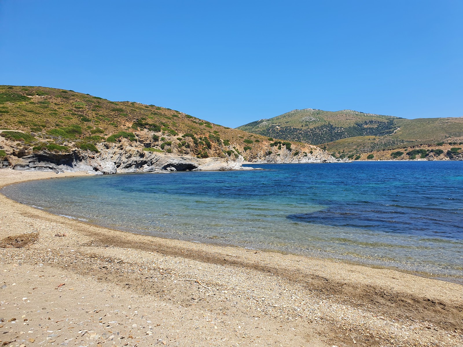 Foto von Fokiada beach mit beiger sand & kies Oberfläche