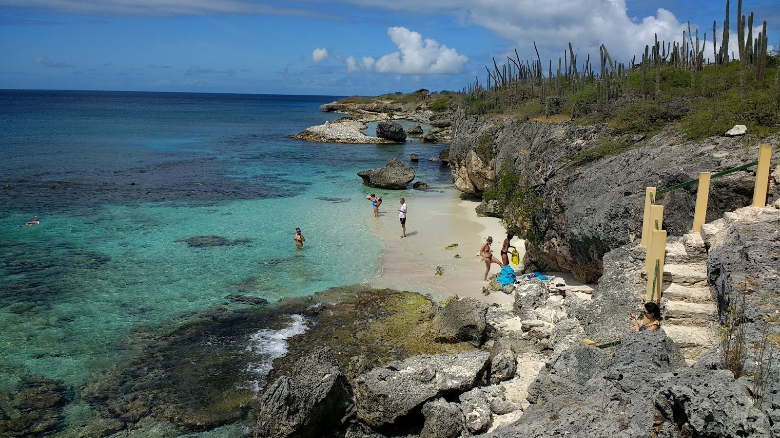 Foto von Wayaka Beach mit beiger sand & steine Oberfläche