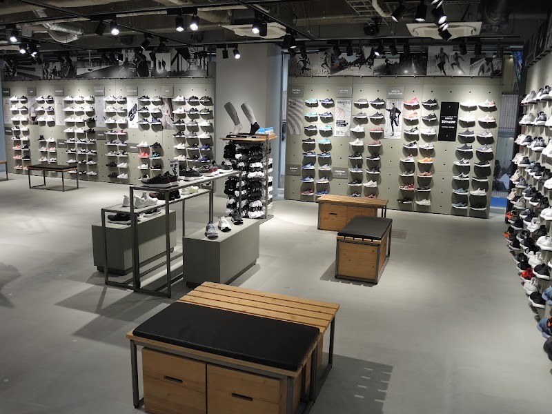 Adidas Brand Core Store Sannomiya Zero Gate 兵庫県神戸市中央区三宮町 スポーツ用品店 グルコミ